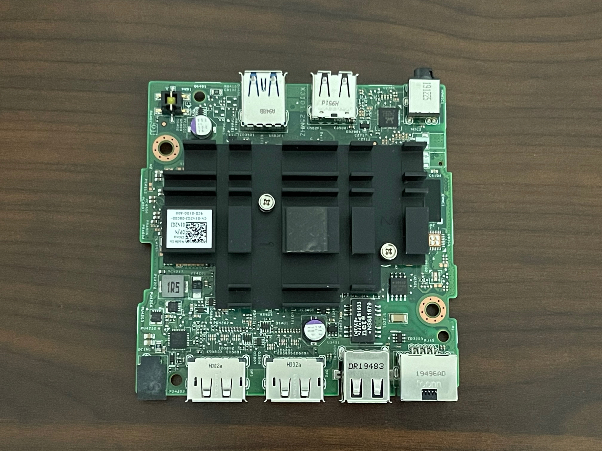 Dell Wyse 3040 Thin Client - Motherboard (Top). The heatsink covers the CPU, eMMC and RAM chips.